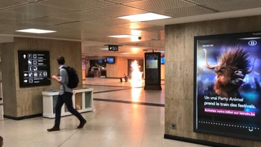 Una persona provoca una explosió a l&#039;estació central de Brussel·les