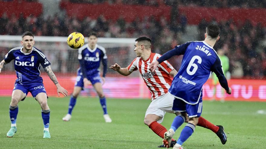 La acción de la polémica: González Esteban desoye al VAR y no pita penalti; &quot;es un pisotón claro&quot;