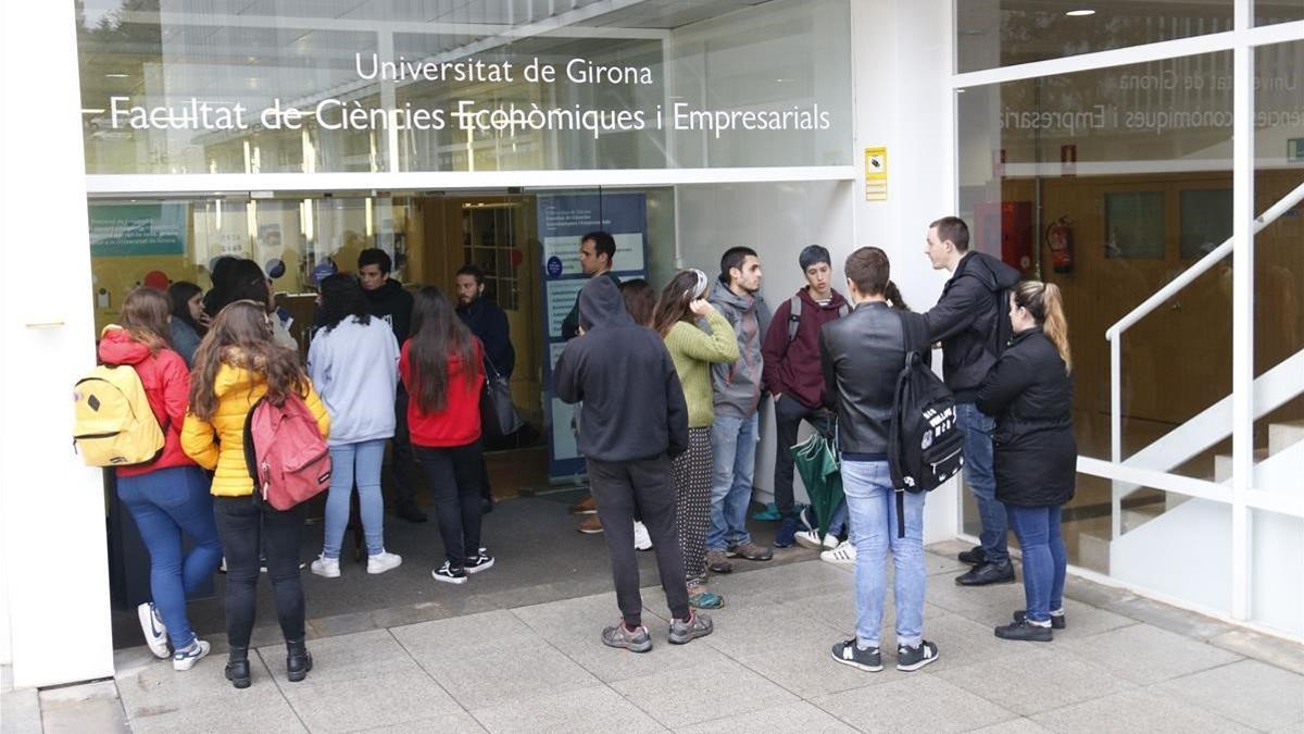 Estudiantes de la Universitat de Girona (UdG) debaten las acciones de protesta por la sentencia del 'procés', el pasado martes.