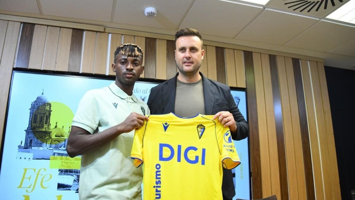 Efe Aghema, la gran sensación del Cádiz