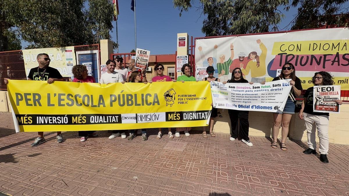 Movilización de los docentes en huelga en la Escuela Oficial de Idiomas de Torrevieja: los pruebas de certificación de varios idiomas se han suspendido este lunes