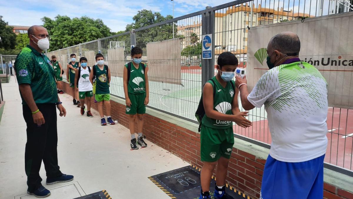 Varios deportistas de Los Guindos, a la llegada al entrenamiento.