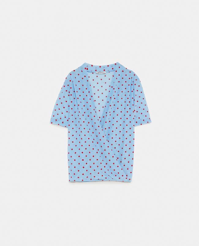 Camiseta cruzada de lunares, de Zara