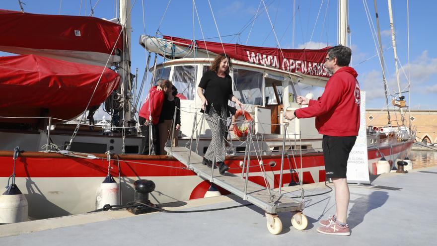 Ministerpräsidentin Armengol besucht Rettungsschiff von Open Arms auf Mallorca: Mittelmeer verwandelt sich &quot;in einen Friedhof&quot;