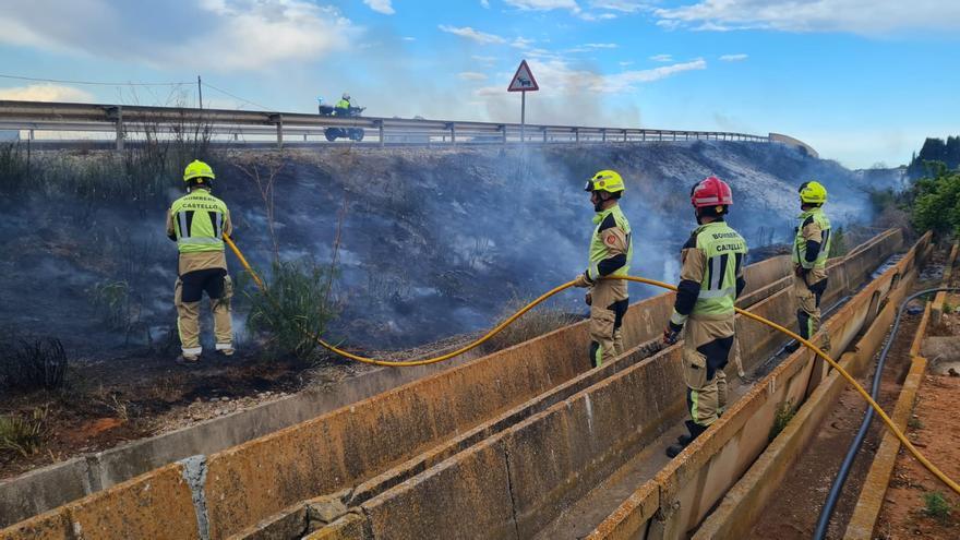 Declarado un incendio junto a la autopista en Castelló