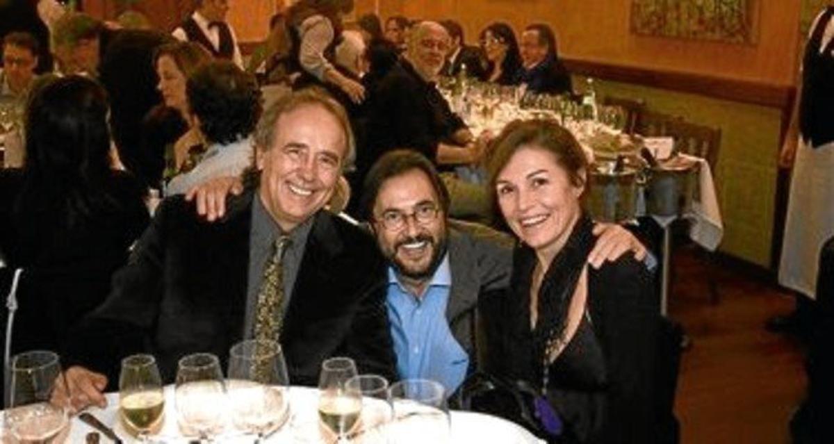 Joan Manuel Serrat i la seva dona, Candela Tiffon, amb Joan Manubens, ànima del Passadís del Pep, dimarts.