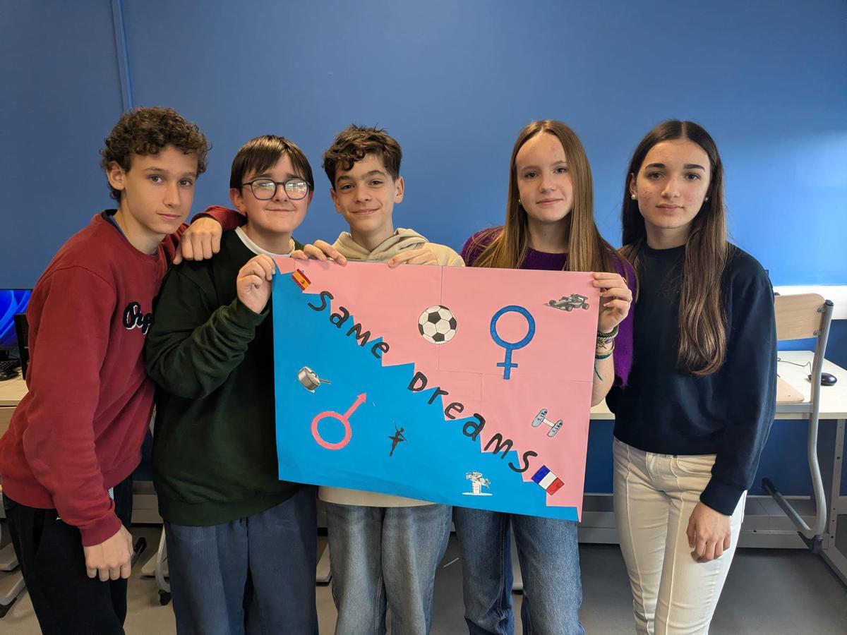 Cinco de los estudiantes, aprenden sobre la igualdad de género.