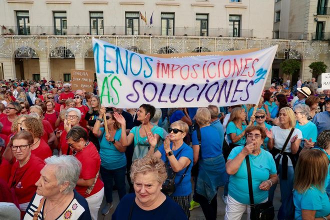 Los mayores de Alicante dicen basta: exigen recuperar sus talleres de actividades