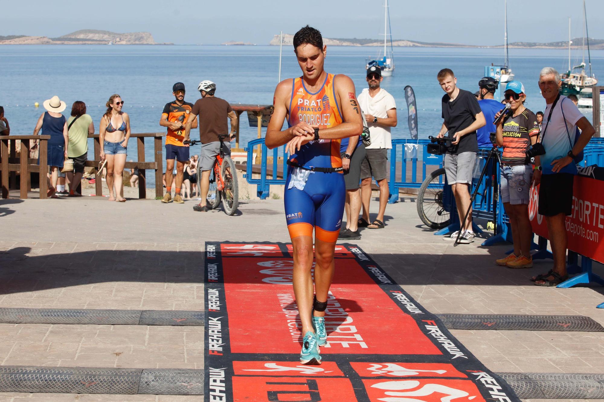 Los ibicencos Aritz Rodríguez e Irati Matas vencen en el Acuatlón Canal de Nado Sant Antoni 2022