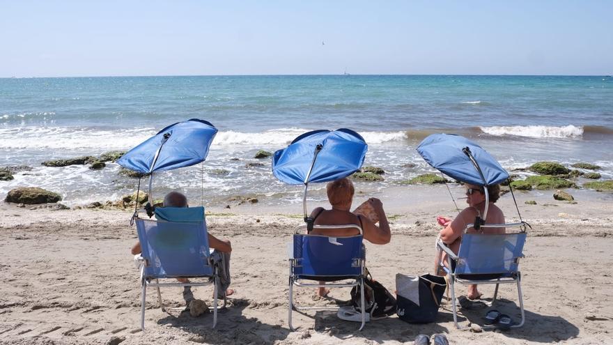 Las playas de Santa Pola tendrán socorristas y baño adaptado a partir de mañana