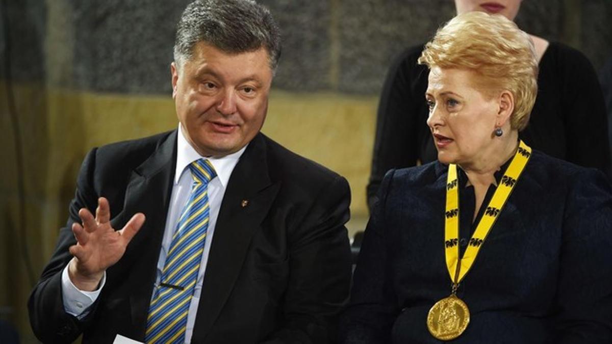 Poroshenko habla con la presidenta lituana, en una ceremonia en Aachen (Alemania), el 14 de mayo.