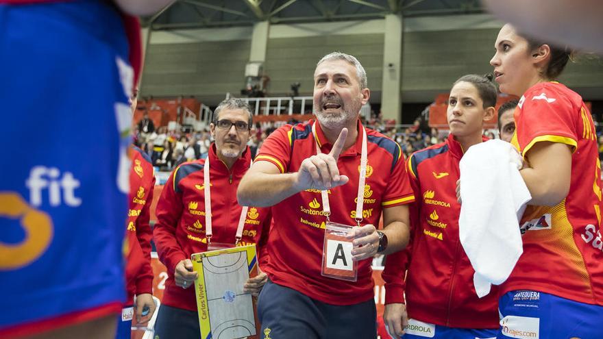 Carlos Viver, con Prades a la izqda., da instrucciones a las jugadoras. // @RFEBalonmano