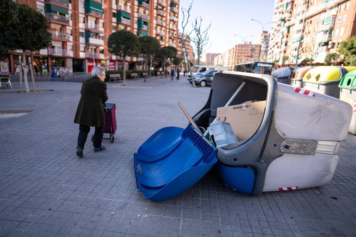 Contenedores tumbados por el viento en Badalona