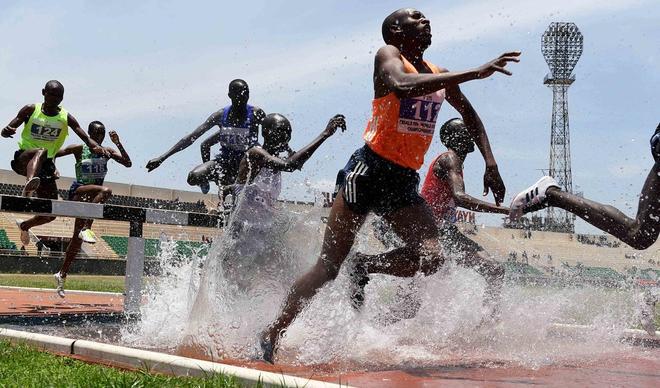 Los atletas compiten en la final de carrera de atletismo masculino de 3000 m durante las pruebas del Campeonato Mundial en el Estadio Nacional Nyayo en Nairobi.