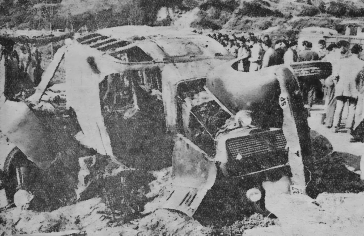 Estado en el que quedó el autobús tras el accidente en Cans el 26 de febrero de 1955.