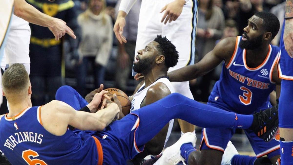 Tyreke Evans disputa un balón con Kristaps Porzingis.