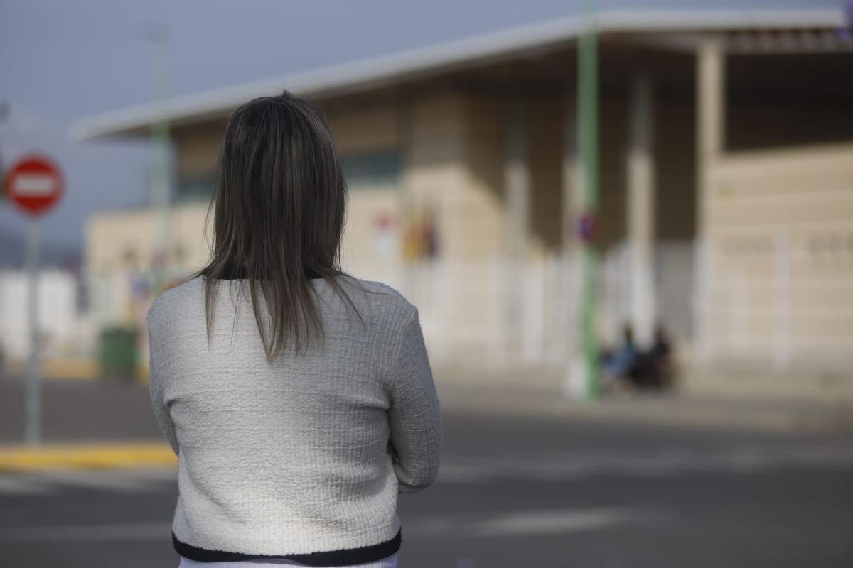 La madre de una niña acosada frente al IES de la Pobla de Vallbona donde ocurrieron los hechos