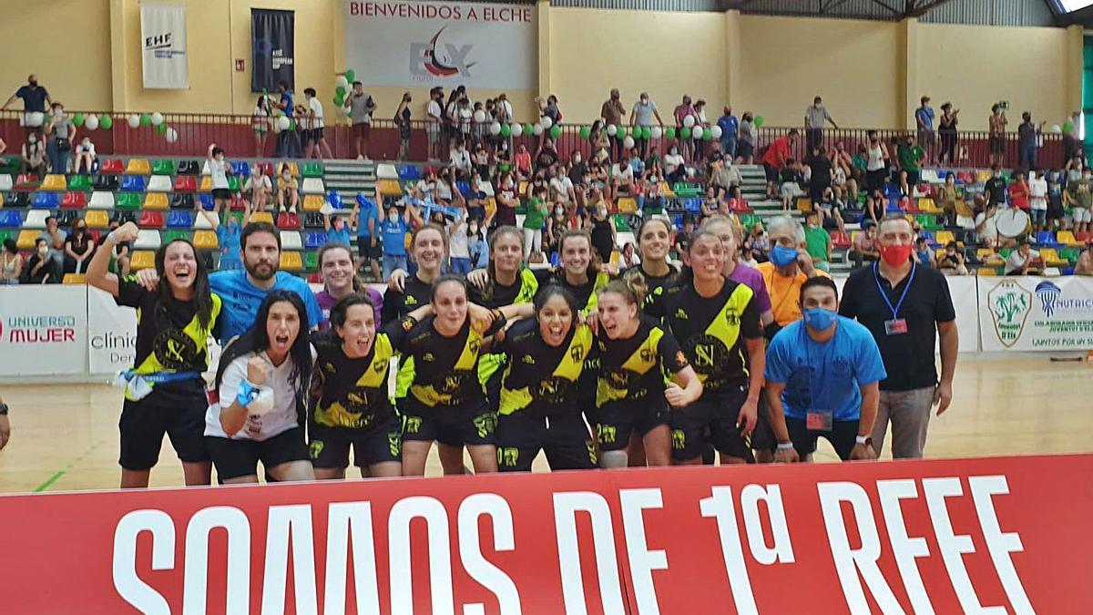 Las jugadoras del Marín Futsal celebran el ascenso a la máxima categoría, ayer. |  // CONCELLO DE MARÍN
