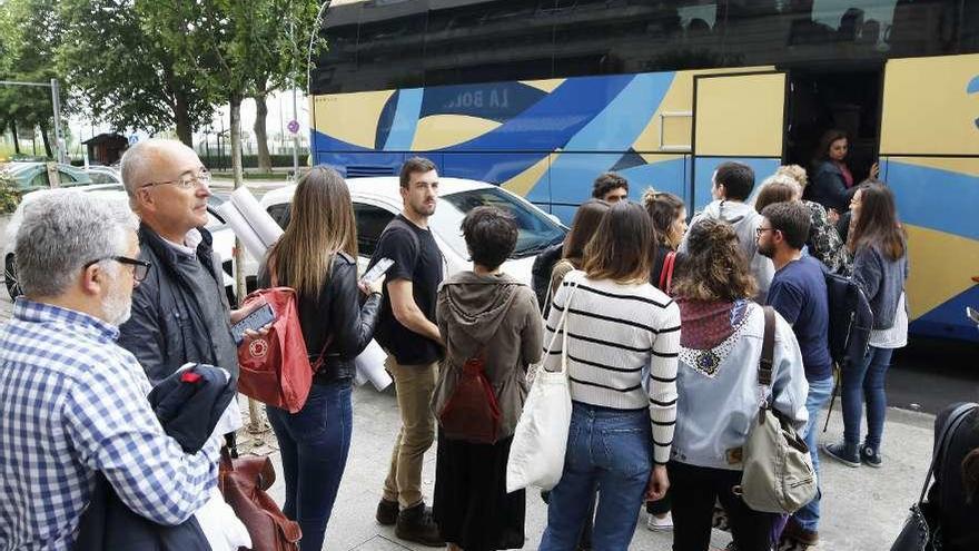 Médicos de centros de salud de Vigo viajaron ayer a Santiago para participar en la manifestación. // A. Villar