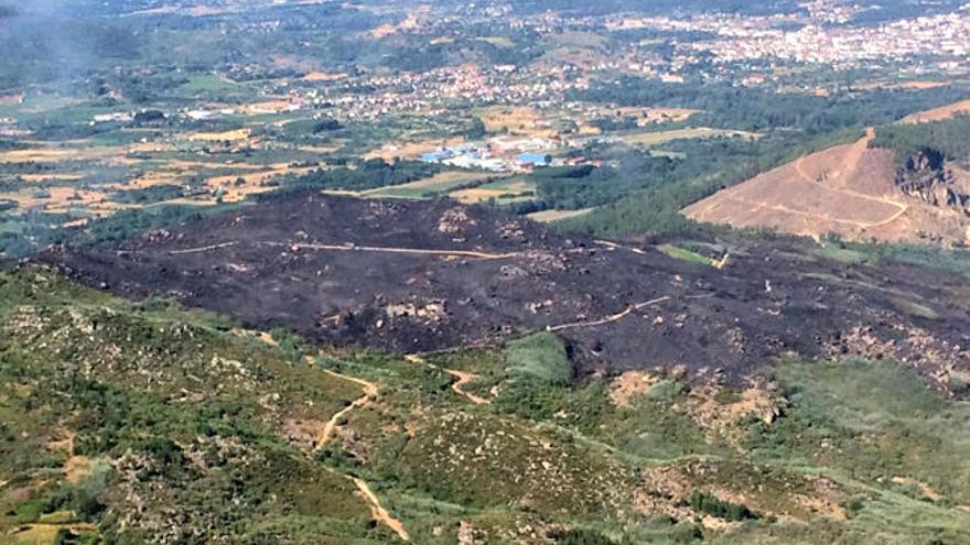 Vista aérea del incendio de Monterrei. // @BrifLaza