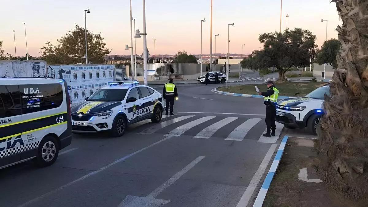 Control de la Policía Local de Torrevieja en la avenida de Delfina Viudes, en una imagen reciente