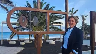 Costa Teguise luce otra vez los diez monolitos tras su restauración