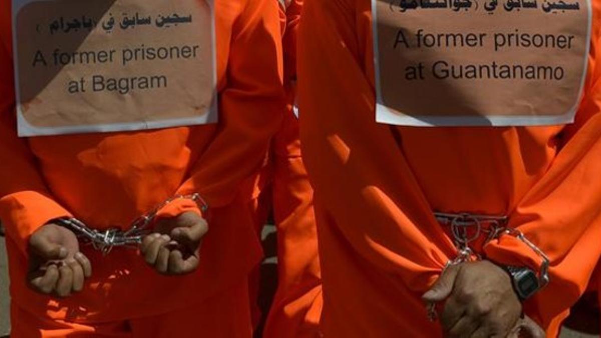 Manifestación de antiguos presos de Guantánamo ante la embajada de EEUU en Saná.