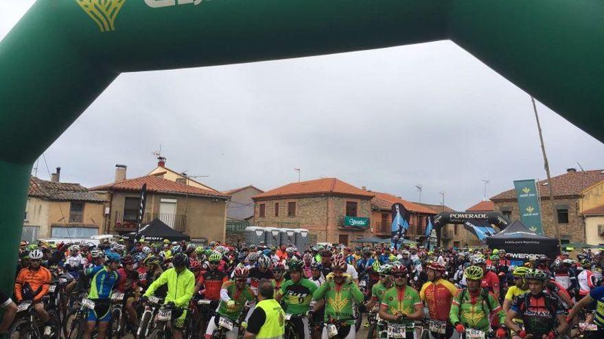 Salida de los ciclistas en Carbajales de Alba
