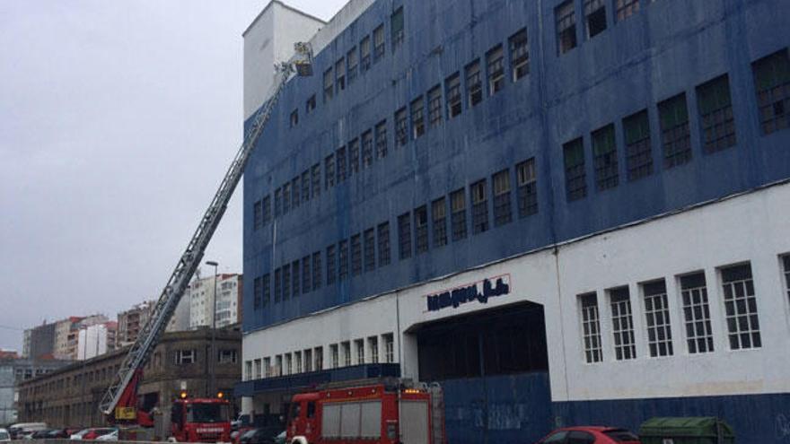 Los bomberos retiraron varias placas sueltas. // M. F.