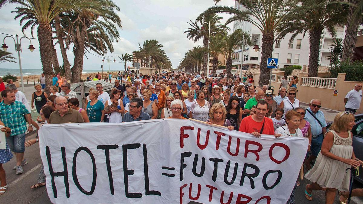 Una protesta en Arenales en 2016 para pedir la reanudación de la reforma del hotel