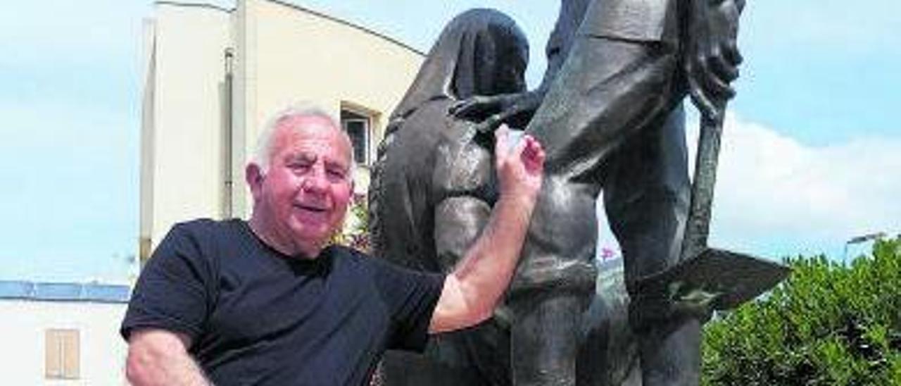 Toni Ballador, junto  al monumento ‘pobler’ a los payeses.