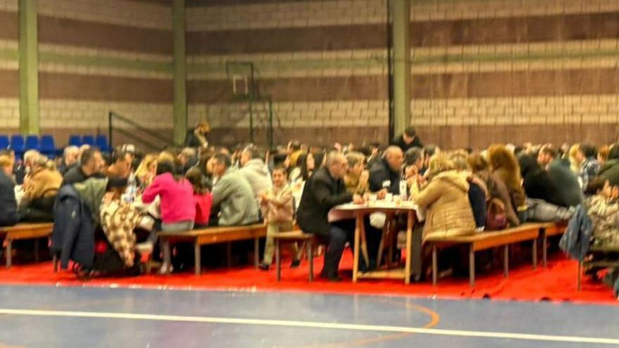 Los comensales, en el pabellón municipal.