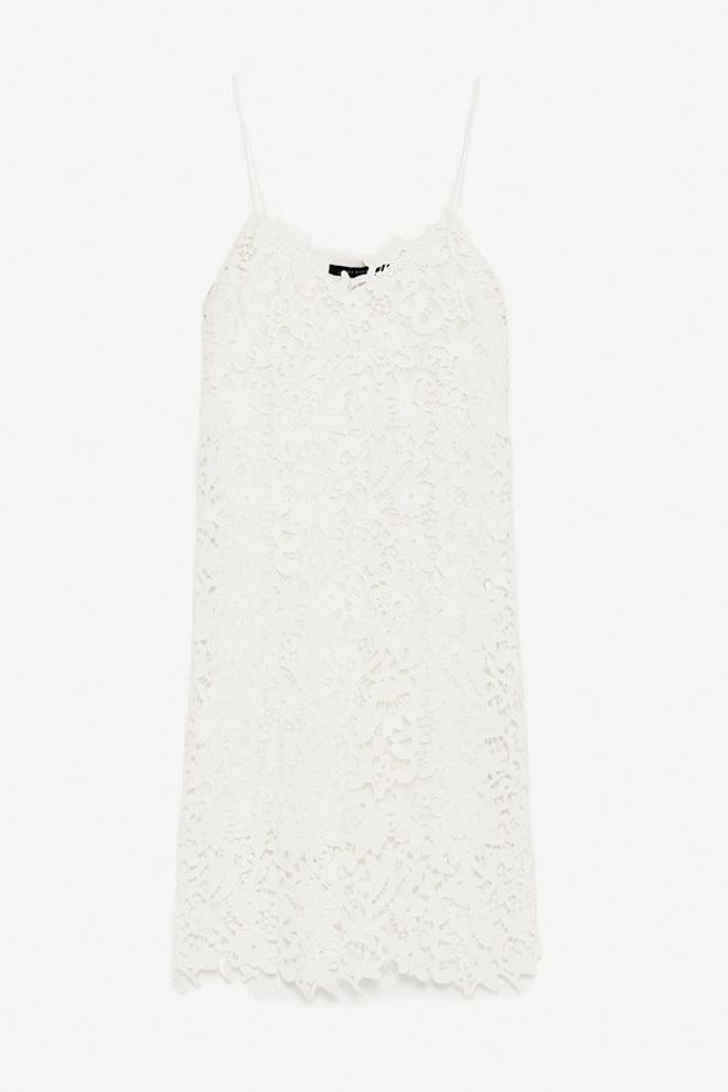 Los vestido imprescindibles de las rebajas de Zara: de encaje blanco