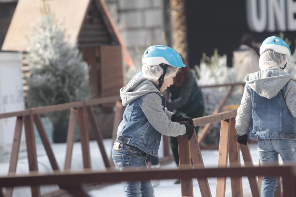 Pista de hielo y tiovivo en la Plaza del Ayuntamiento