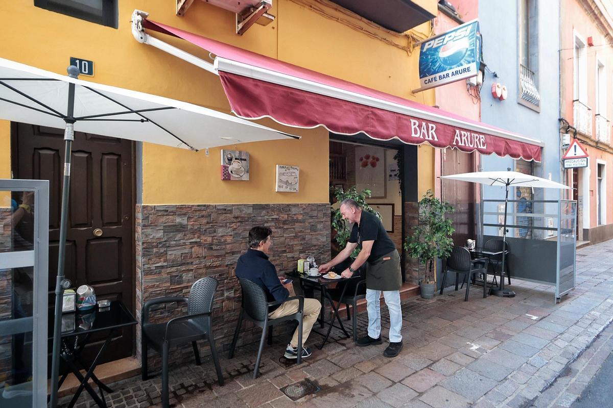 Carlos Izquierdo sirviendo un desayuno en la terraza del local