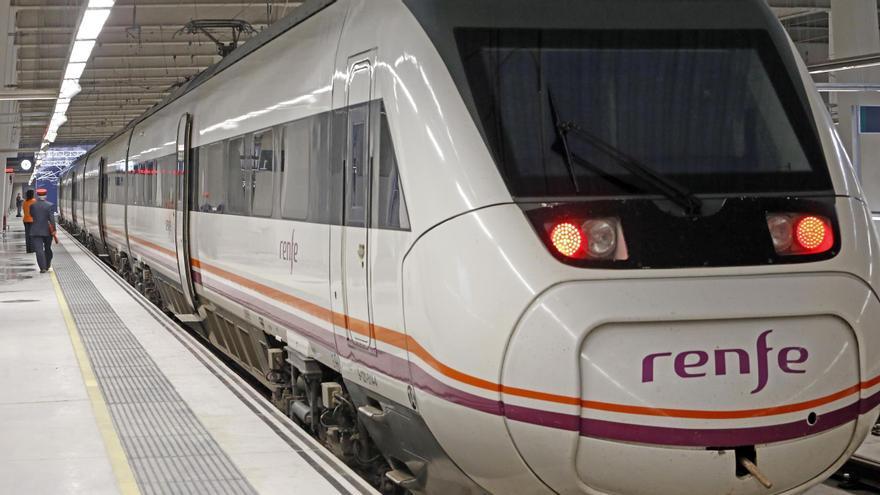 Un tren en la estación de Urzáiz.