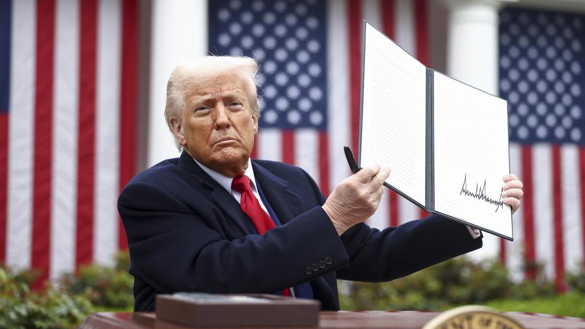 Donald Trump firmando un paquete de aranceles el 2 de abril.