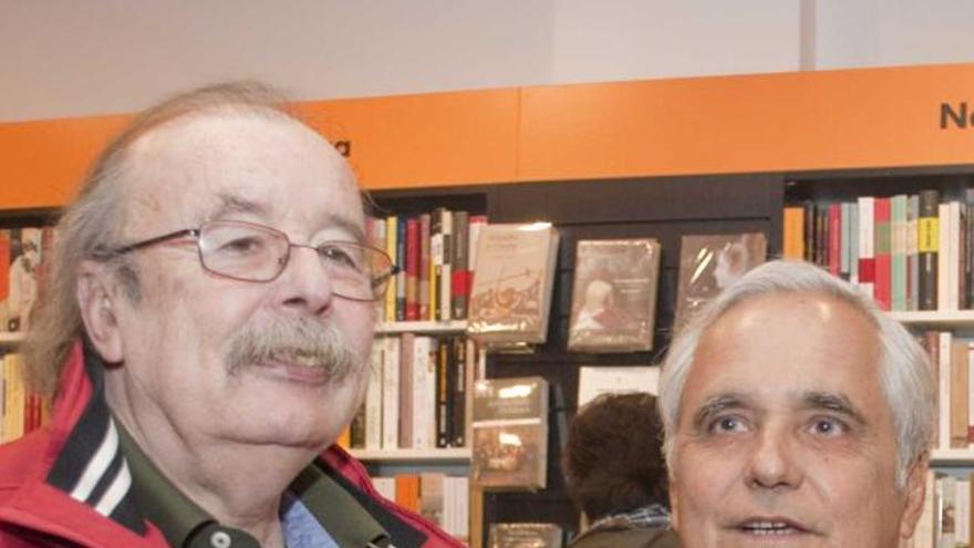 Juan Cueto, izquierda, con Juan Cruz, en la librería Cervantes.