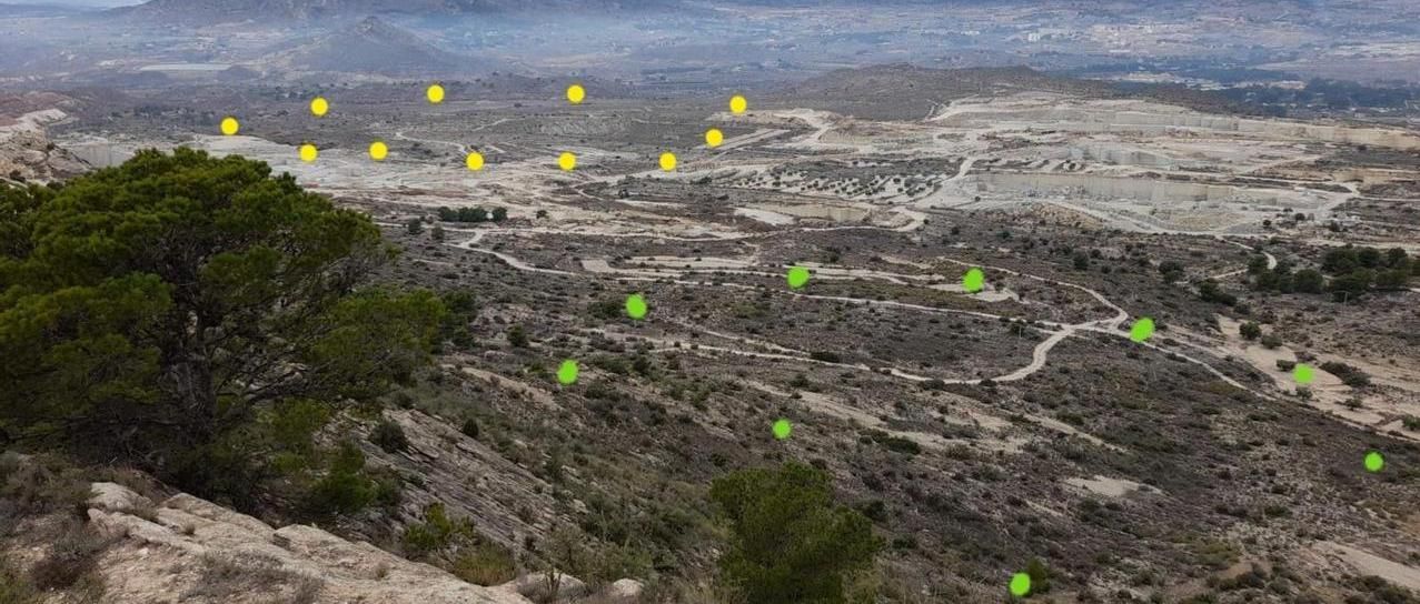 Los puntos amarillos delimitan la primera fase de la central "El Lobo", donde hay yacimientos arqueológicos, y los verdes la ampliación, que afectará a los refugios de los canteros.