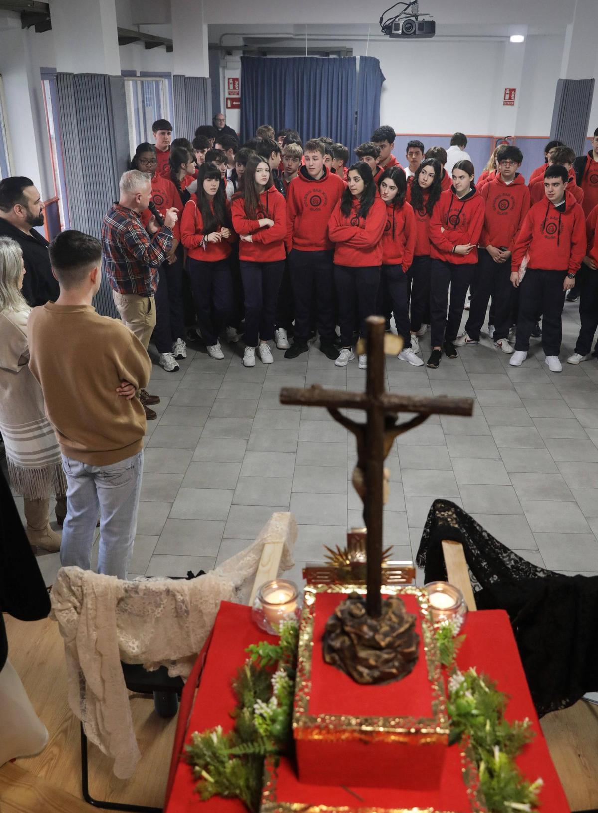 Los cofrades de Gijón buscan nuevos penitentes en el colegio San Miguel (en imágenes) Los cofrades de Gijón buscan nuevos penitentes en el colegio San Miguel (en imágenes)