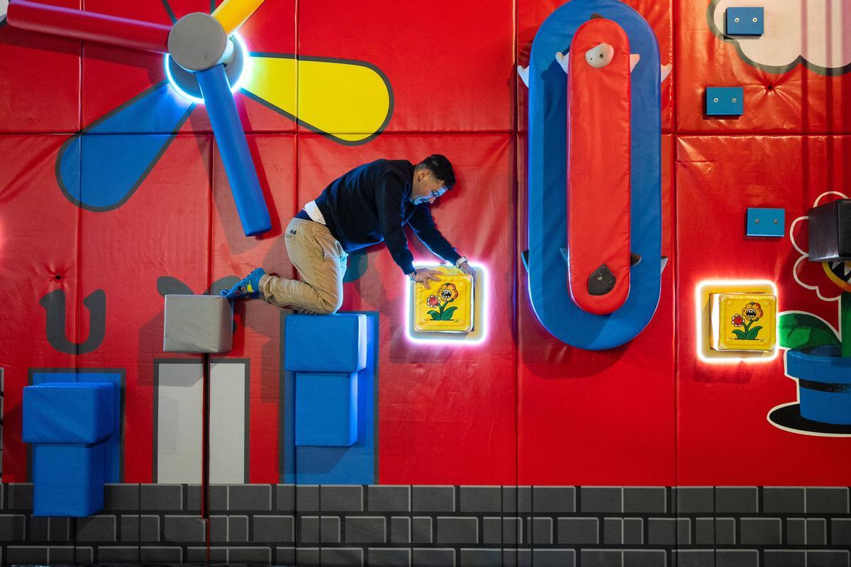 Badalona, 04/12/2025. Barceloneando. El nuevo Hijump Park, con sus toboganes gigantes y circuitos imposibles al estilo Super Mario, se ha convertido en el parque viral del momento en Badalona. Foto: Zowy Voeten / El Periódico.