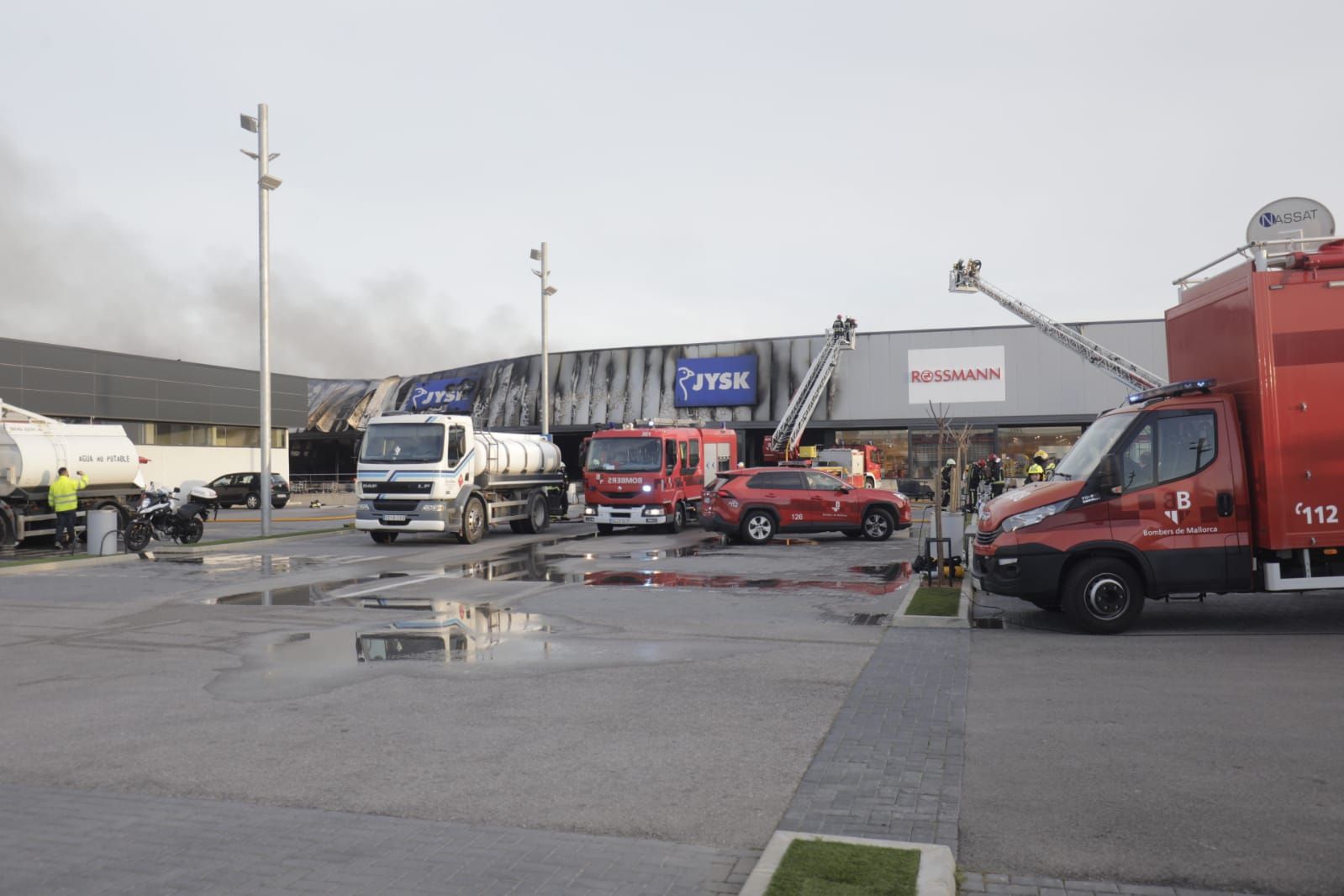 Alarma por un gran incendio en un almacén de muebles en Manacor