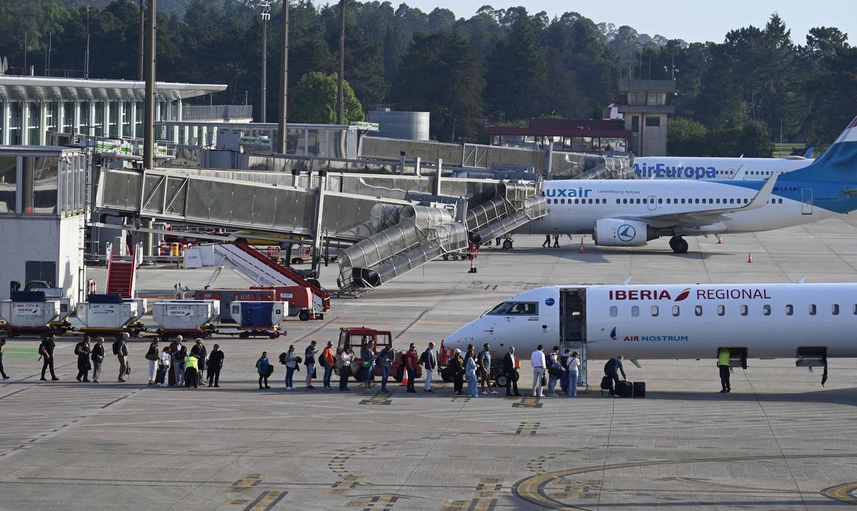 Aviones de Air Nostrum (Iberia) y Air Europa en el aeropuerto de Peinador el pasado año