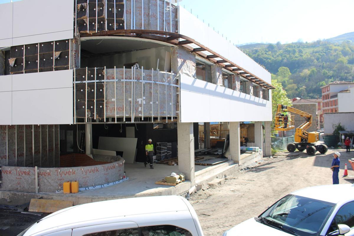 Obras del nuevo centro de salud de Pola de Lena visita de la Consejera Concepción Saavedra