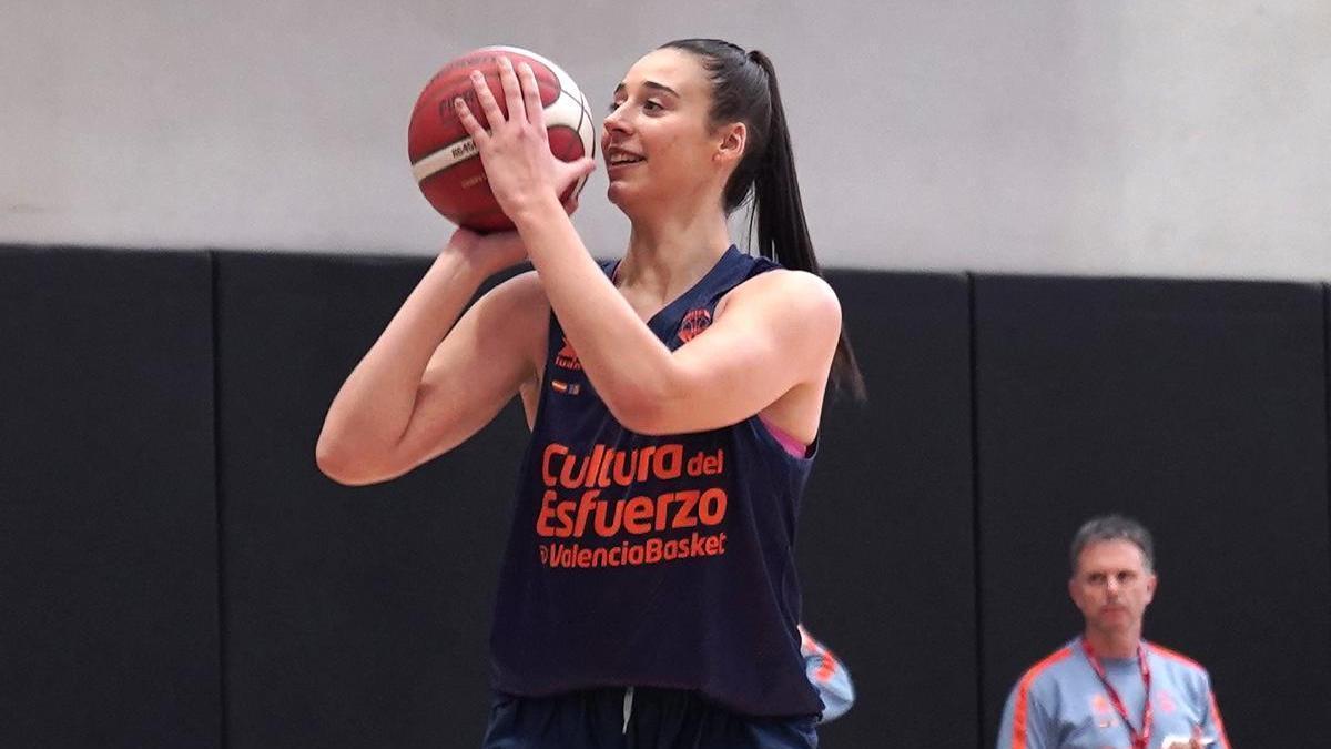 Raquel Carrera lanza a canasta en el entrenamiento del lunes