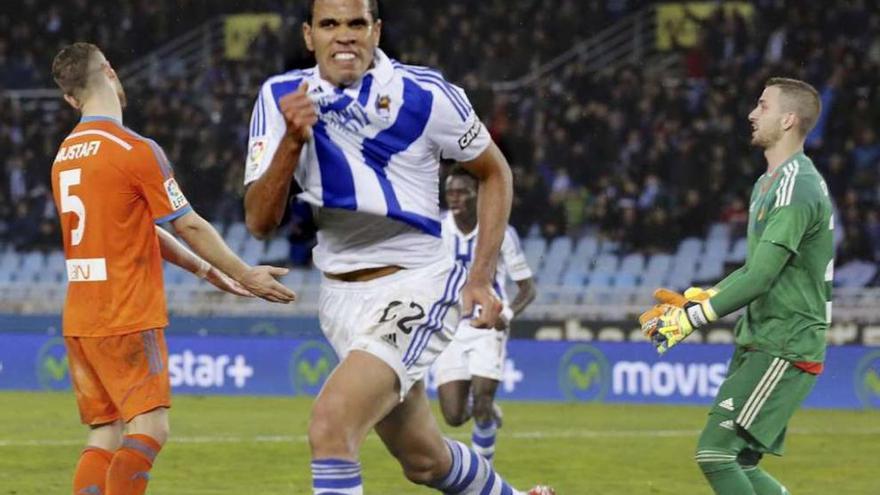 Jonathas celebra el primero de sus dos goles al Valencia ayer en Anoeta.