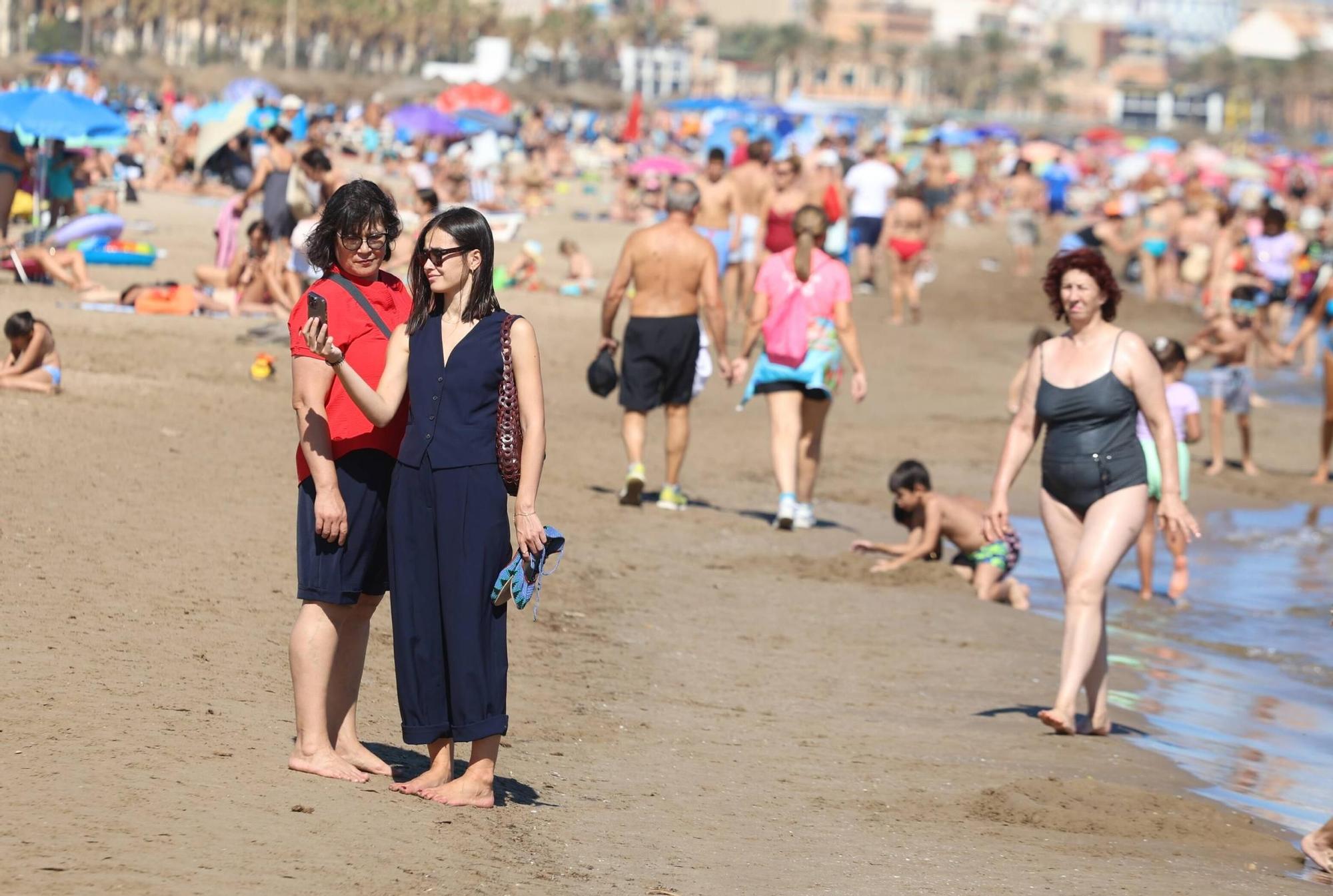 El buen tiempo llena la playa de la Malvarrosa en València