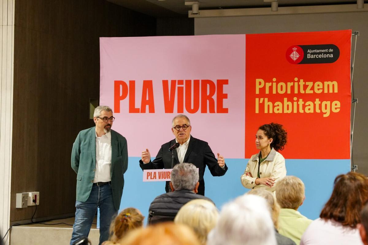 El teniente de alcaldía Jordi Valls en el acto de entrega de las llaves de pisos para personas mayores de la manzana de Germanetes, en el Eixample.