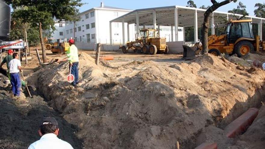 Las obras en los accesos al Instituto do Barral continúan durante el fin de semana.  // A. Hernández