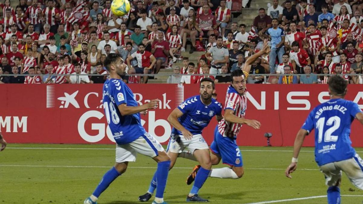 Bernardo fa una rematada de cap a l’àrea.